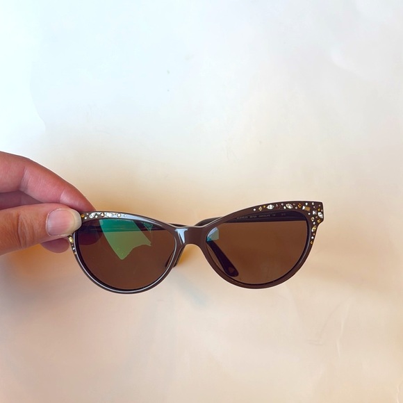 Bebe BB7024 Bejeweled Retro Cat-eye Sunglasses with Polarized lenses - Picture 2 of 7